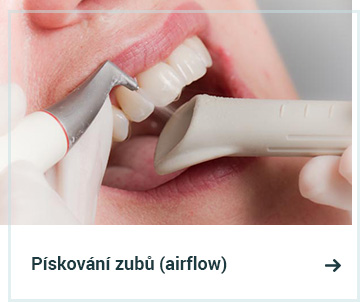 Pískování zubů (airflow)